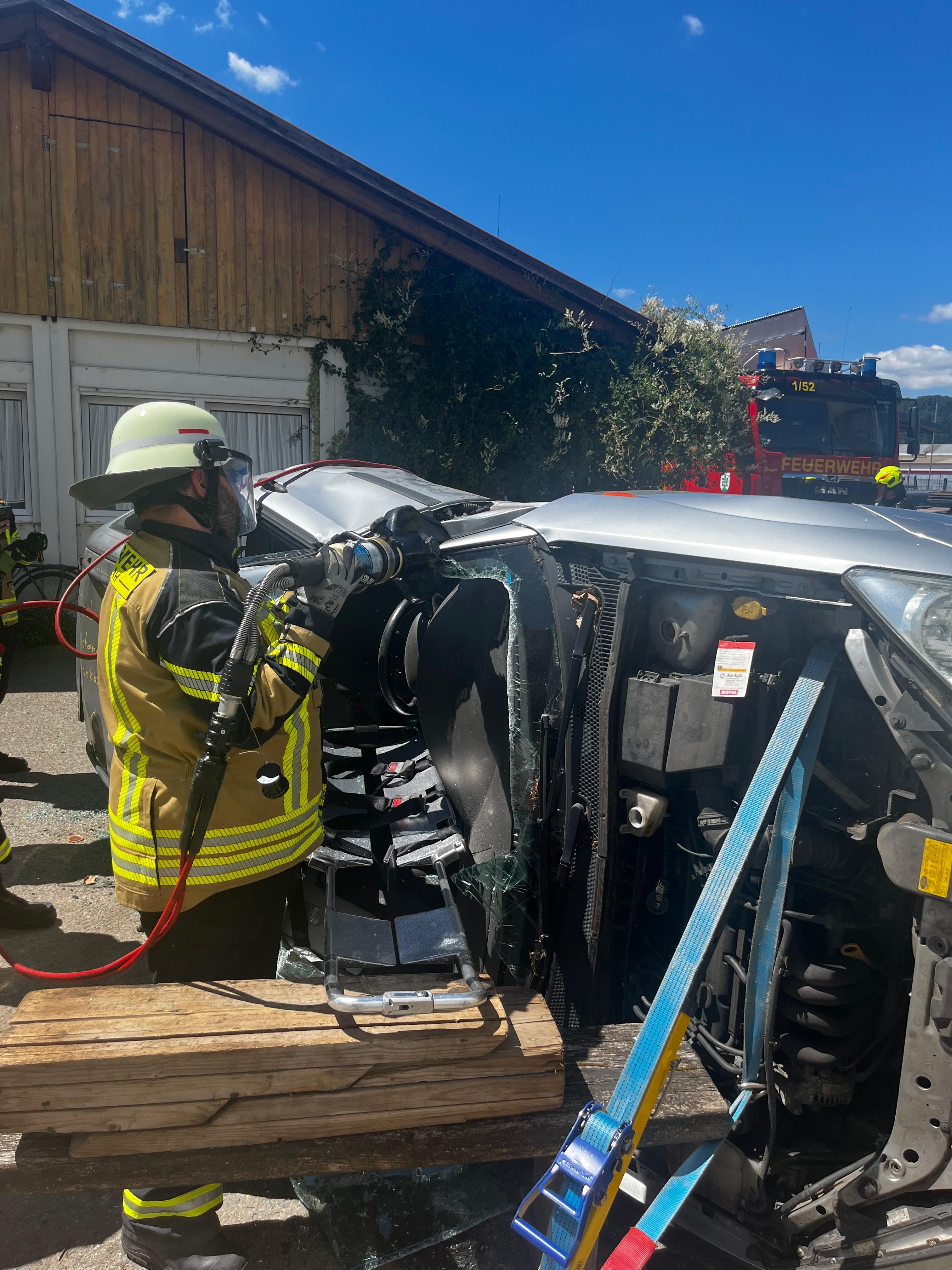 Feuerwehrmann arbeitet an einem Fahrzeug