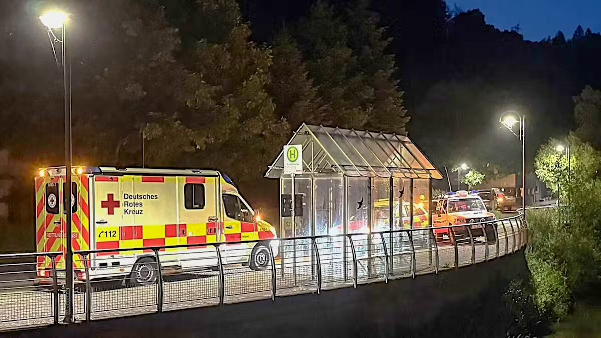 Rettungswagen und Bergwacht stehen beim Buswartehäuschen