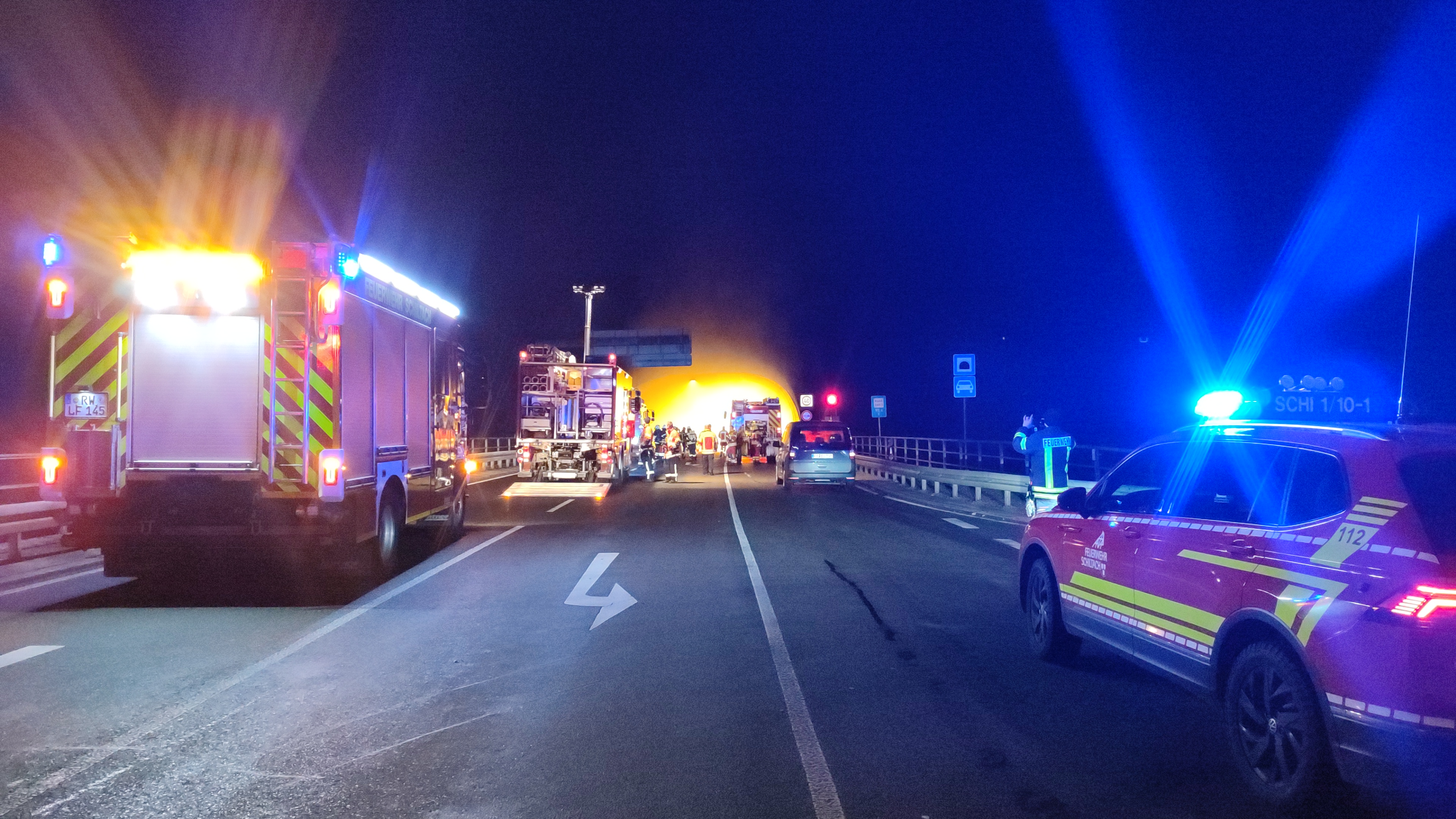 Tunnelportal mit Feuerwehrfahrzeugen