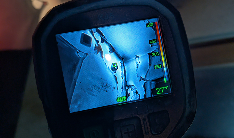 Kontrolle der Brandstelle mit der Wärmebildkamera