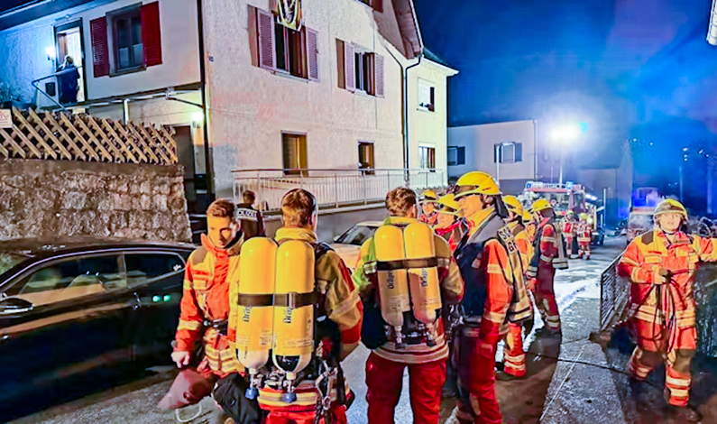 Die Feuerwehr Schiltach musste mit Atemschutz in die Wohnung