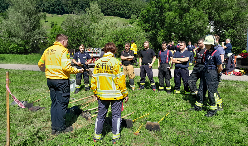 Gruppe wird von Instruktoren von @fire gebrieft