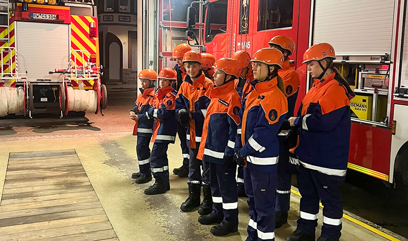 Die Jugendfeuerwehr tritt in der Fahrzeughalle an